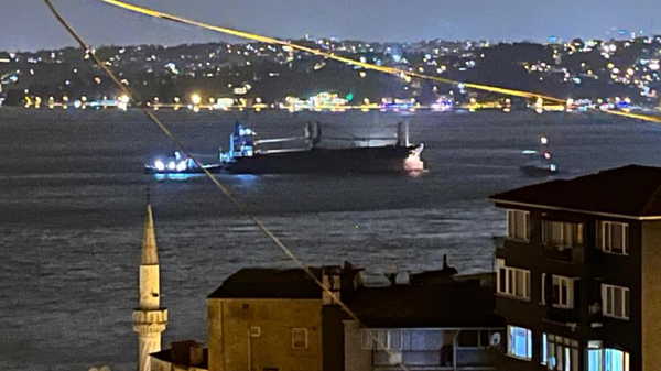 Sarıyer açıklarında kurtarılan gemi bu sefer İstanbul Boğazı’nda fırtınada savruldu