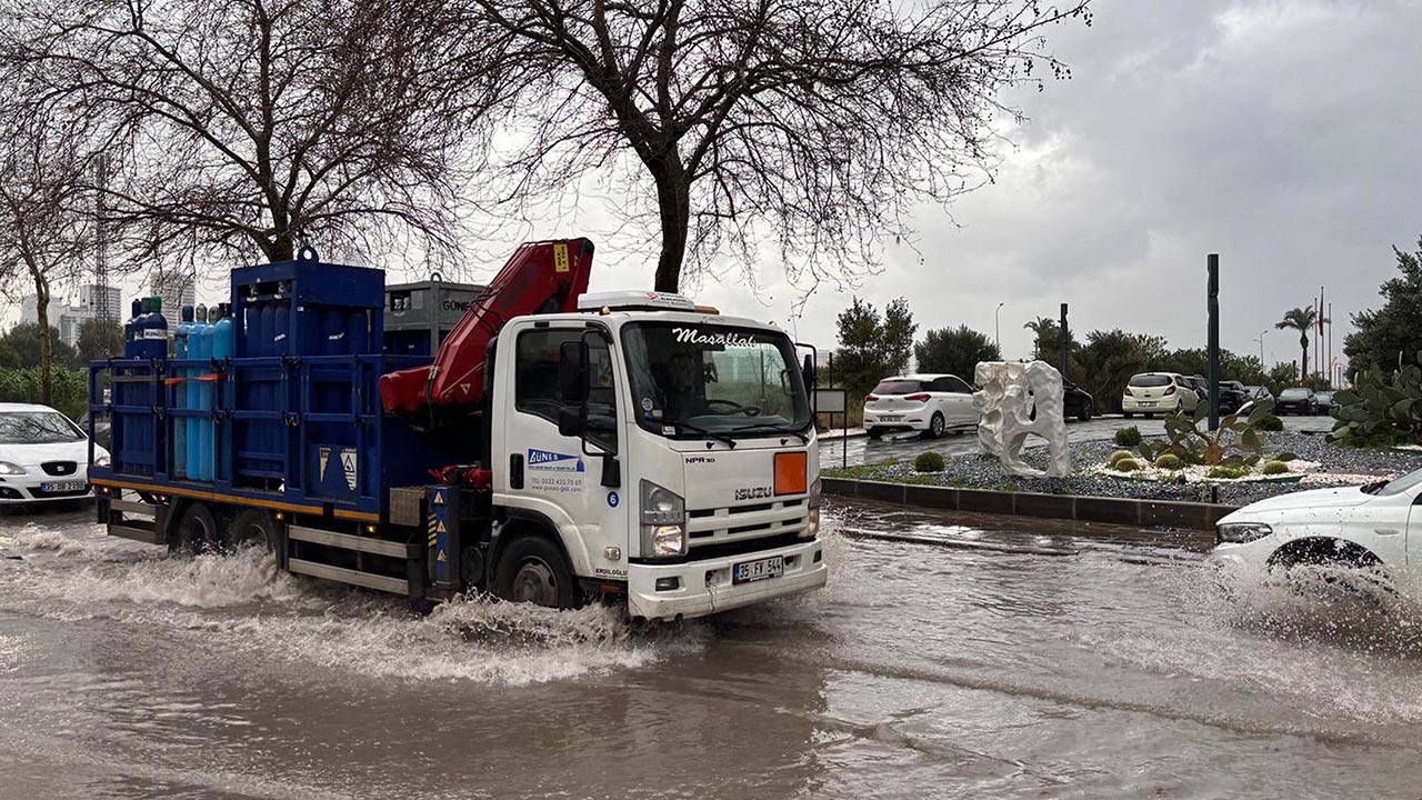 İzmir'de sağanak nedeniyle yollar göle döndü