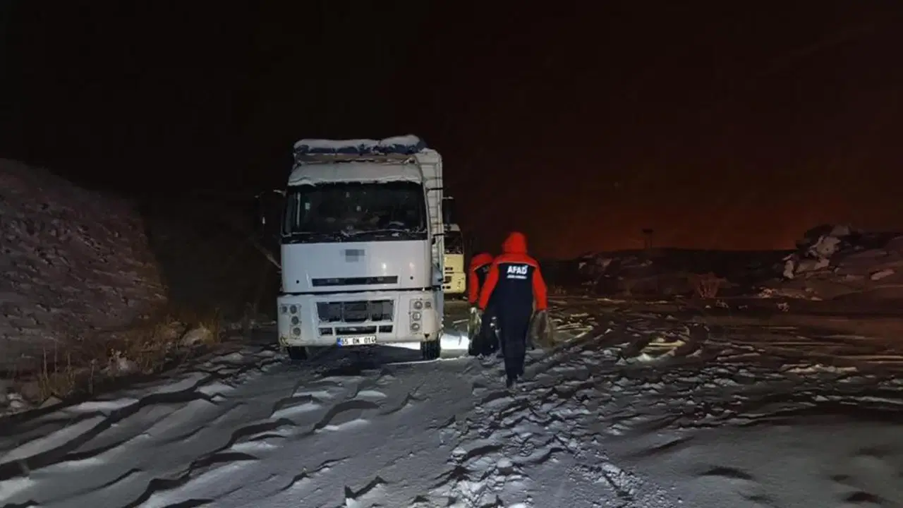 Ağrı-Van yolunda zorlu gece: 100 araç yolda kaldı