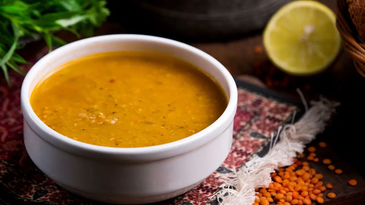Soğuk kış günlerinin şifa deposu: Tam ölçülü ezogelin çorbası tarifi...