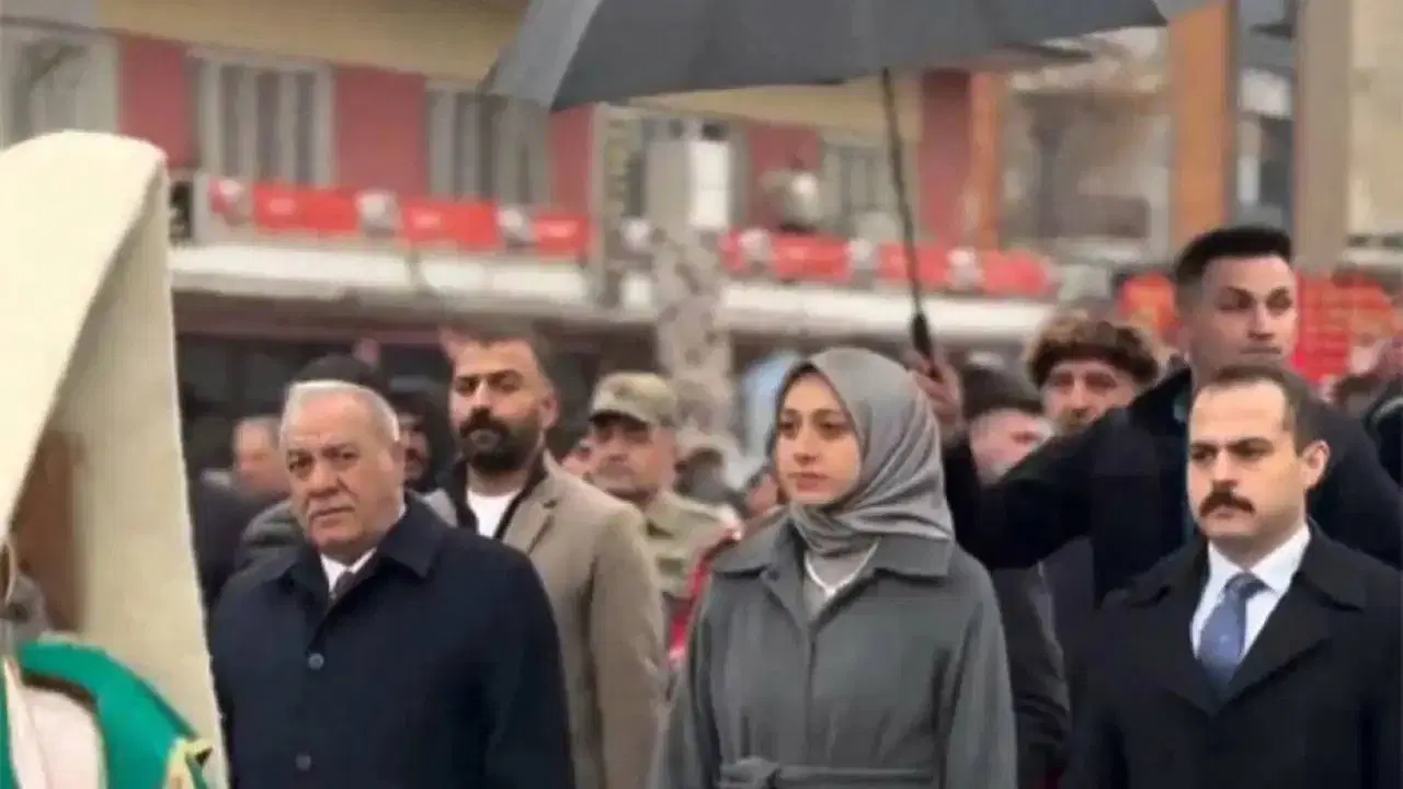 Koruma polisine şemsiye taşıttığı görüntüler tartışılmıştı: Kaymakamdan açıklama