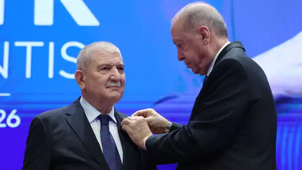 AK Parti'ye yeni katılım: Kani Torun rozetini Erdoğan taktı