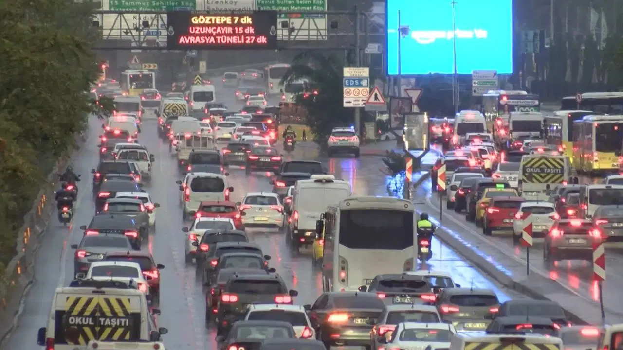 İstanbul'da etkili olan yağış trafiği kilitledi: Yoğunluk yüzde 80'e ulaştı!