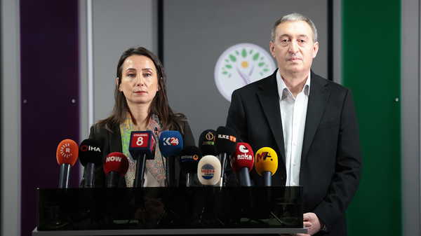 DEM Parti Eş Genel Başkanlarından Suriye'de yaşananlara tepki: 'Türkiye, Suriye'de barışın tesis edilmesi için rol oynamalı'