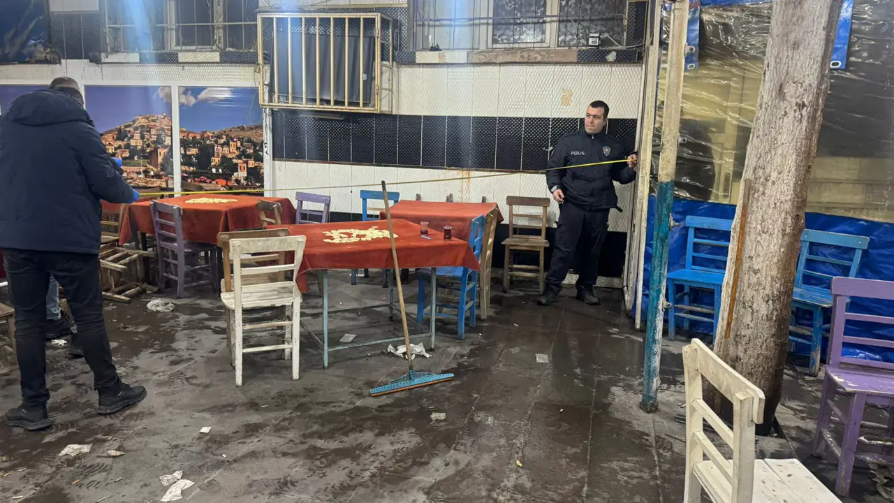 Kıraathanede otururken saldırıya uğradılar: Amca-yeğen yaralandı