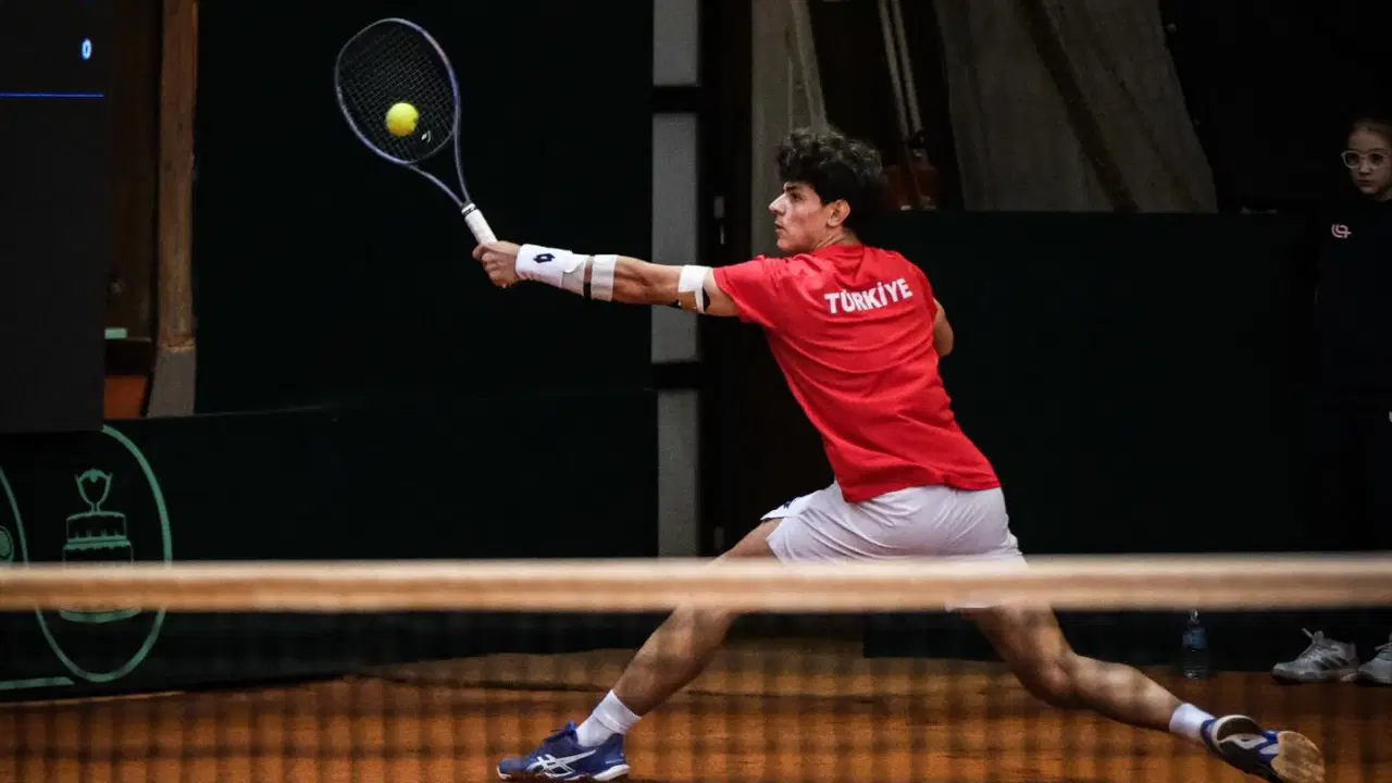 Milli tenisçinin maçı güvenlik alarmı nedeniyle yarıda kaldı!