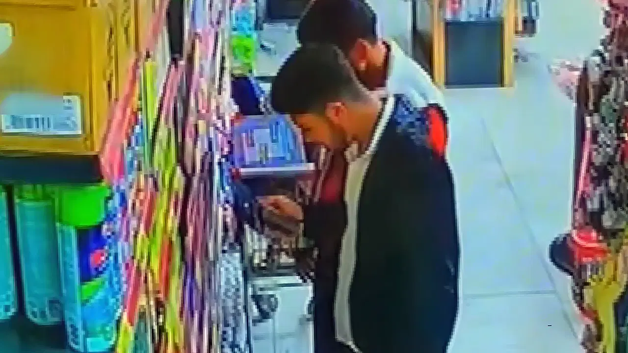 Markette koklayarak beğendikleri deodorantları çaldılar