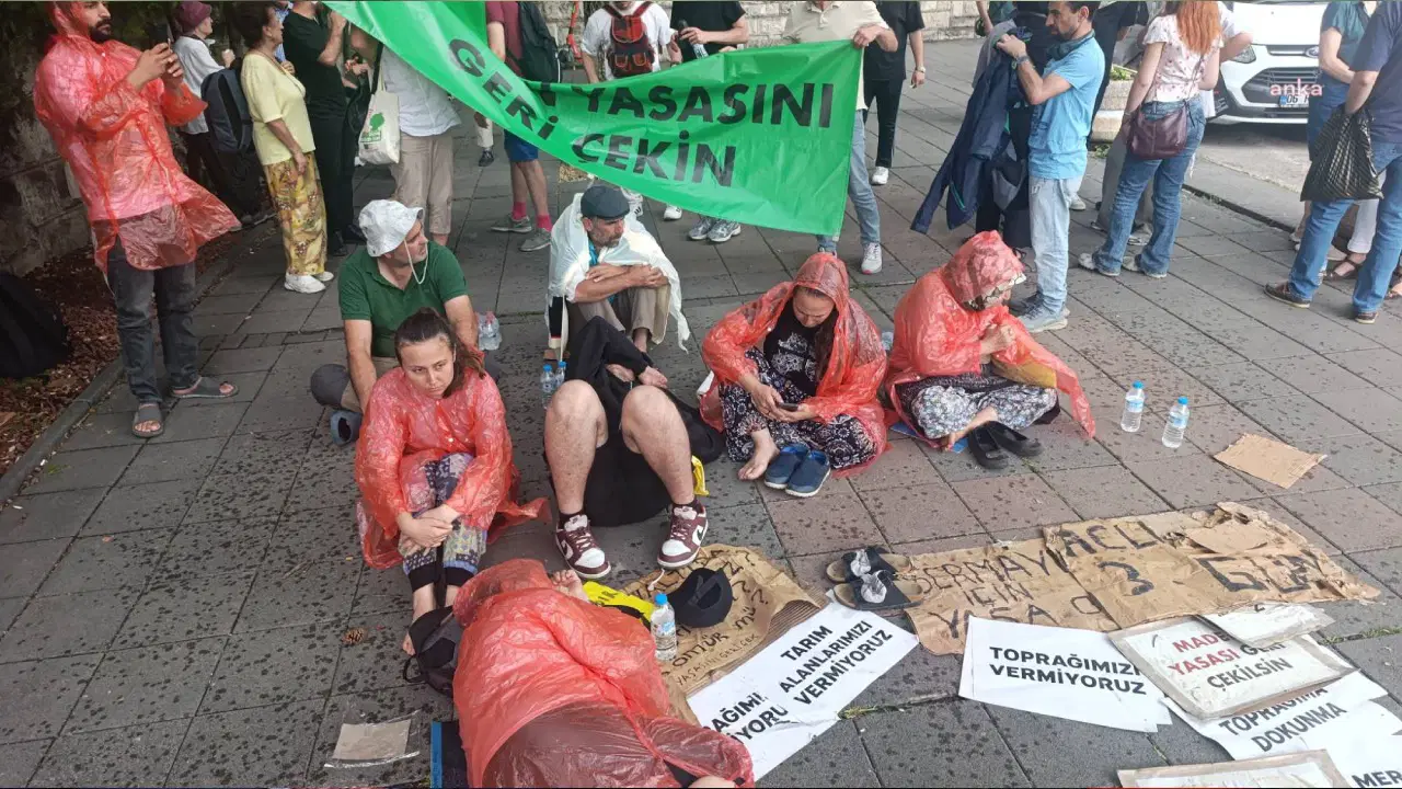 Zeytinliklerin madencilik faaliyetlerine açılmasını protesto eden köylüler, Meclis önünde