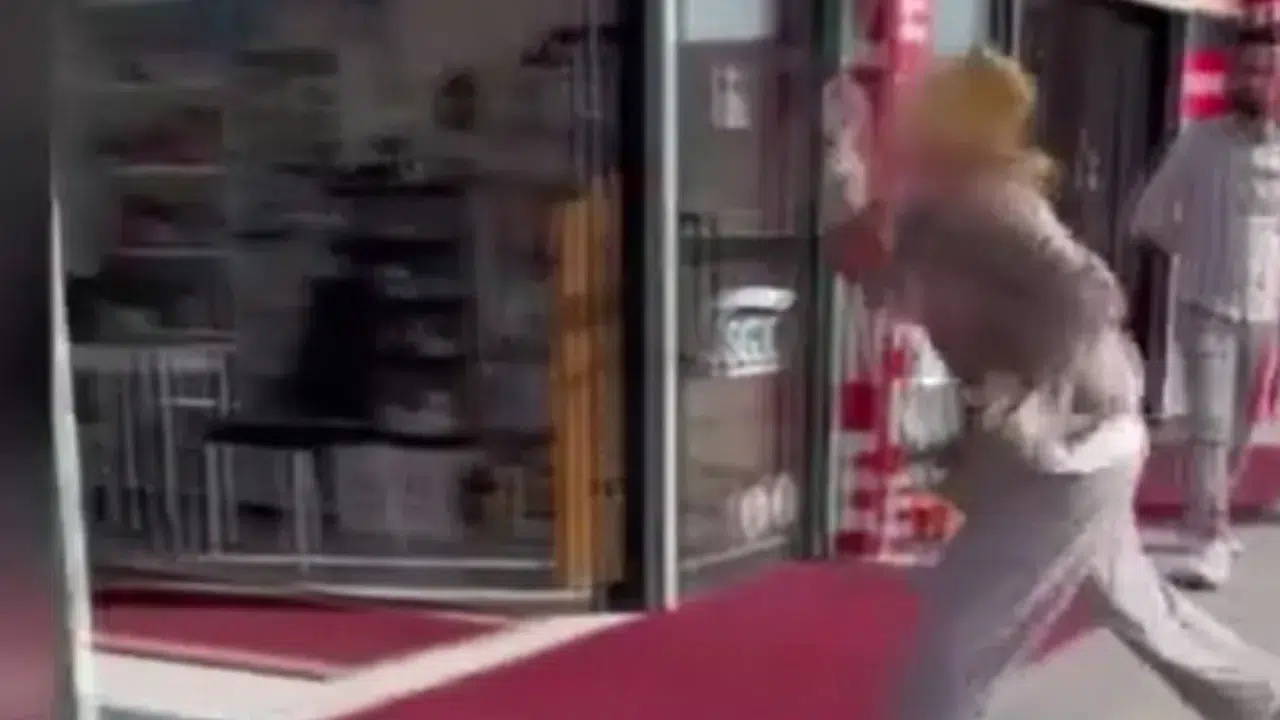 O anlar kamerada: Fark ücretine tepki gösterdi, eczaneye saldırdı