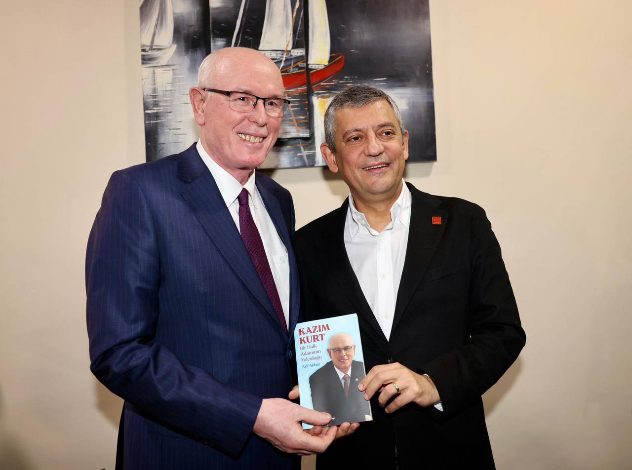 Kazım Kurt, yaşamını anlattığı kitabını Özgür Özel’e sundu