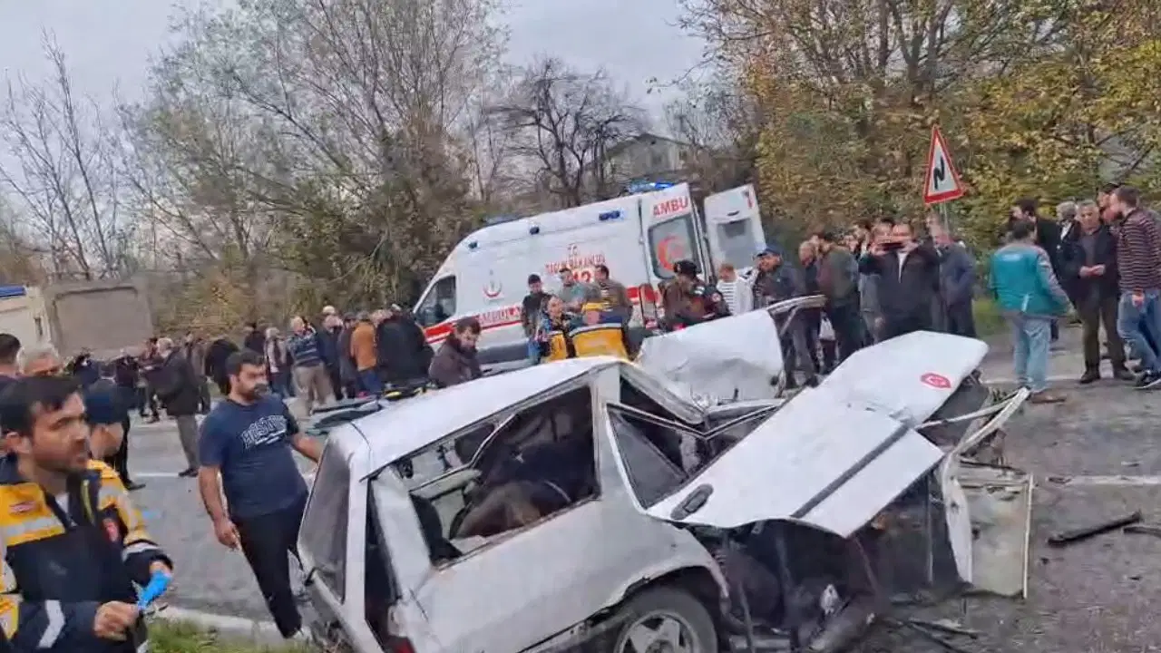 Kamyonla çarpışan otomobil ikiye bölündü: 1 ölü, 2 yaralı