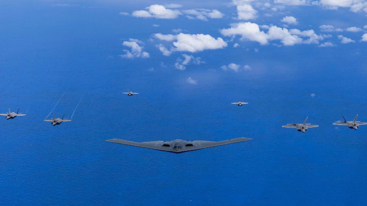 ABD'nin B-2 gizli bombardıman uçaklarının Guam Adası'na doğru hareket ettiği iddia edildi