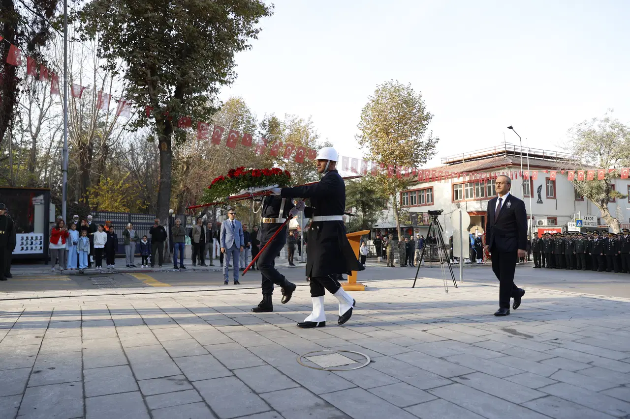81 ilde saat 9'u 5 geçe hayat durdu... Sonsuz minnet, sonsuz sevgi: Türkiye Ata'sını özlemle andı