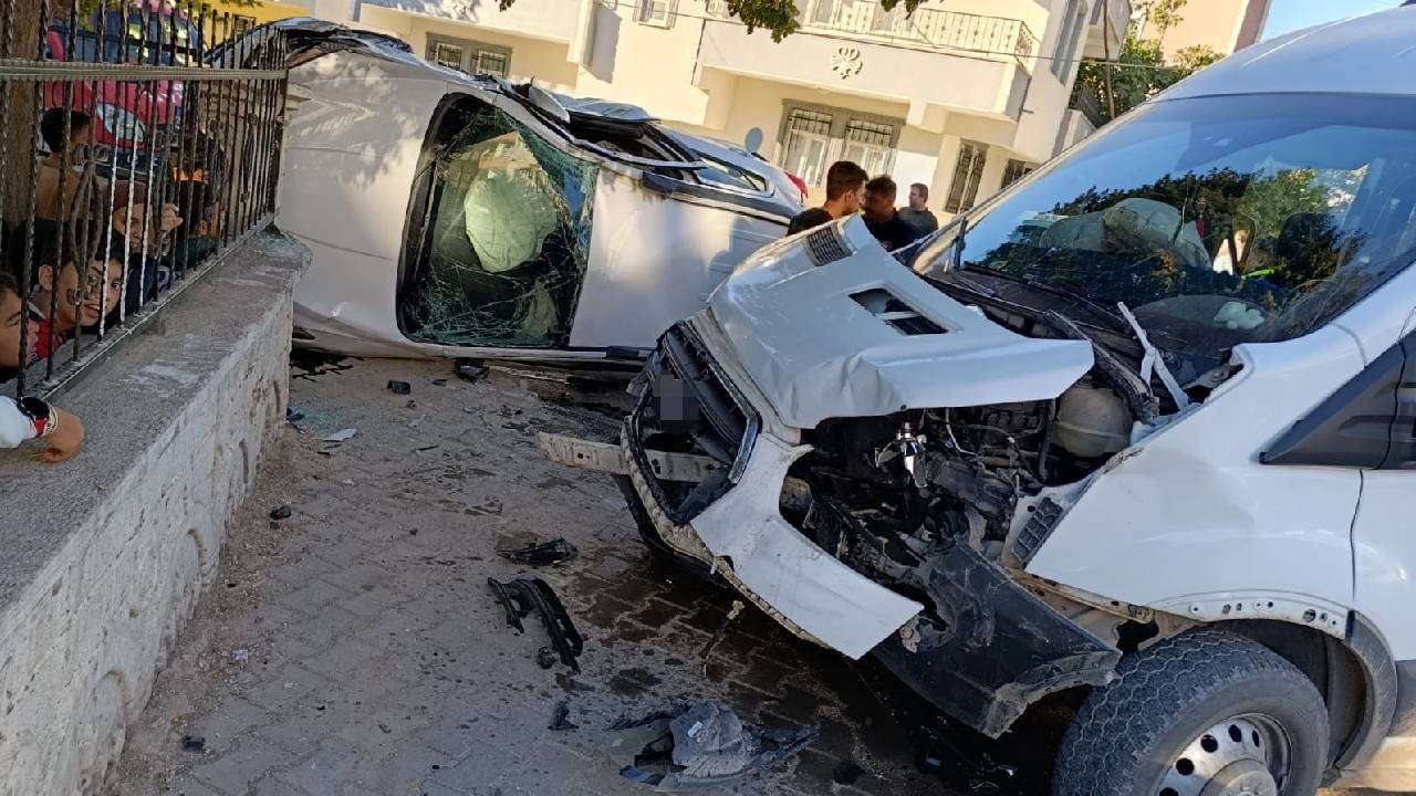 Adıyaman'da feci kaza... Okul servisi ile otomobil çarpıştı: Yaralılar var!