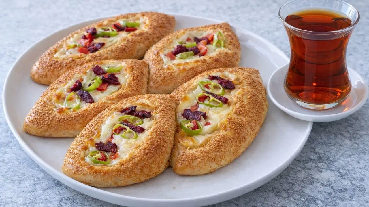 Her öğüne yakışan enfes lezzet: Simit pide tarifi