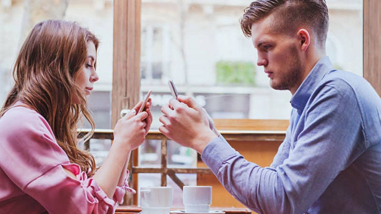 Modern ilişkilerin gizli tehdidi: Phubbing belirtileri ve çözüm teknikleri