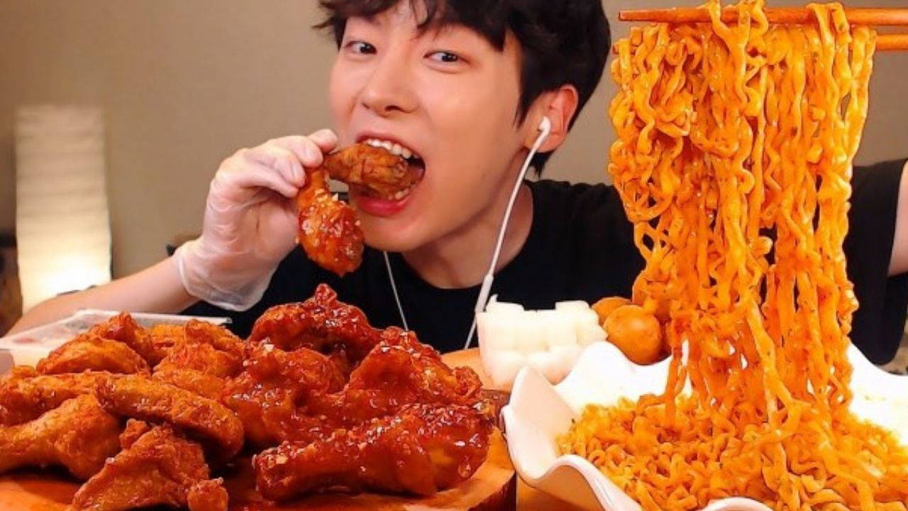 Mukbang’ın psikolojisi: Neden başkalarının yemek yemesini izliyoruz? 