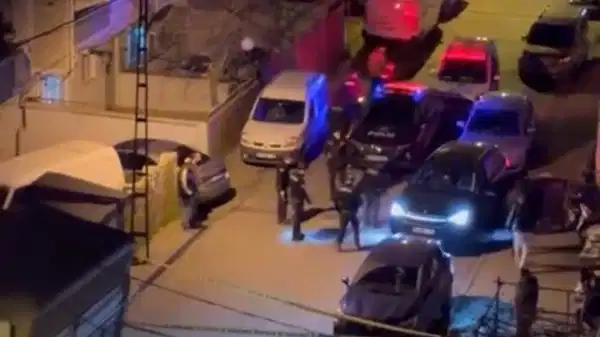 Firari hükümlü, husumetlisini evinin önünde silahla öldürdü