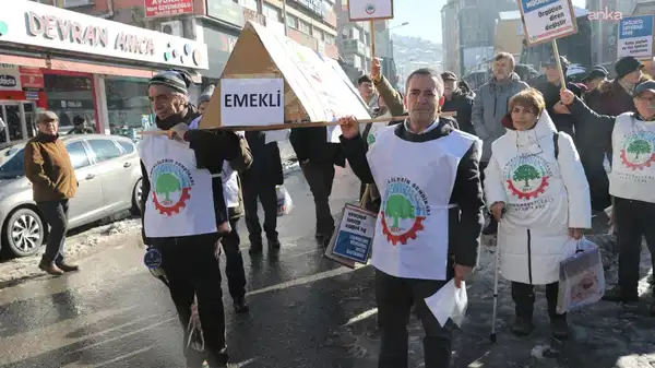 'Tabutla' meydana çıktılar: 'Emeklilik sefalete sürüklendi!'