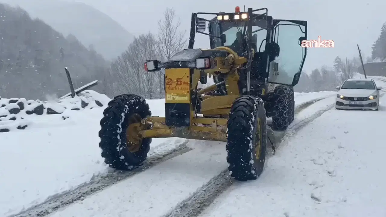 Sinop kışa teslim: Yoğun kar yağışı nedeniyle 34 köy yolu ulaşıma kapandı