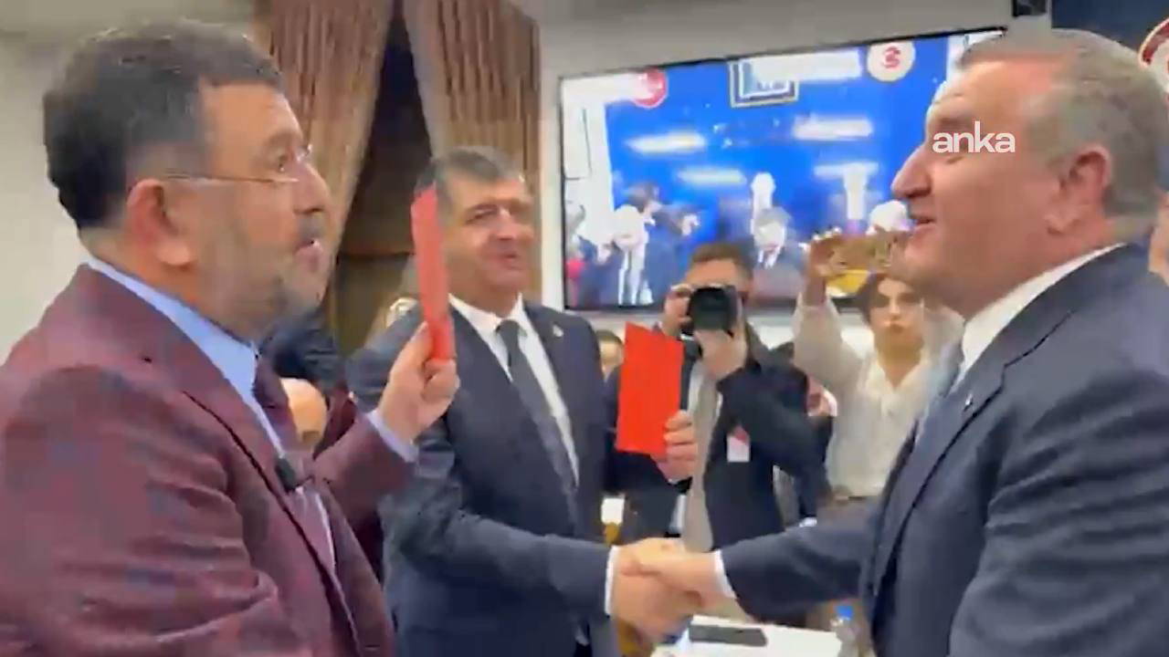 Komisyonda CHP'lilerden 'kırmızı kartlı' protesto: Bakan Bak'tan 'VAR'dan döner' yanıtı!