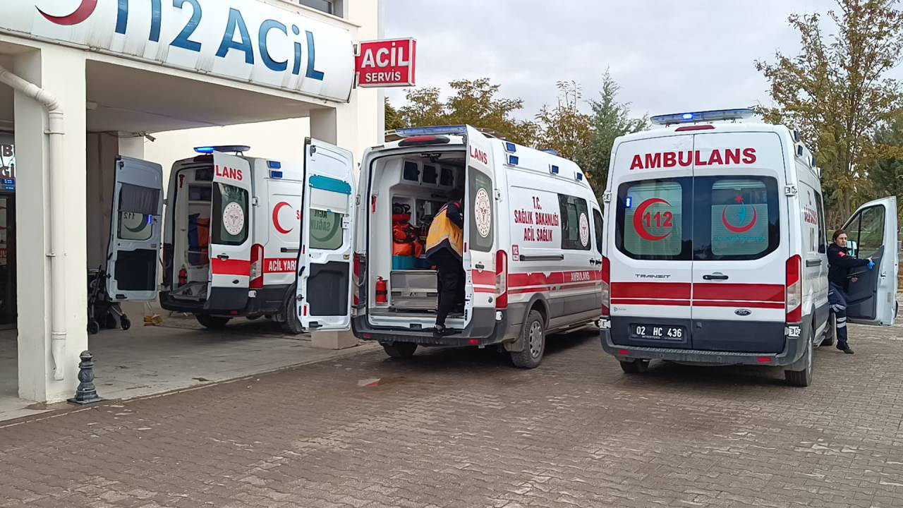 Adıyaman'da otomobil şarampole devrildi: Yaralılar var!