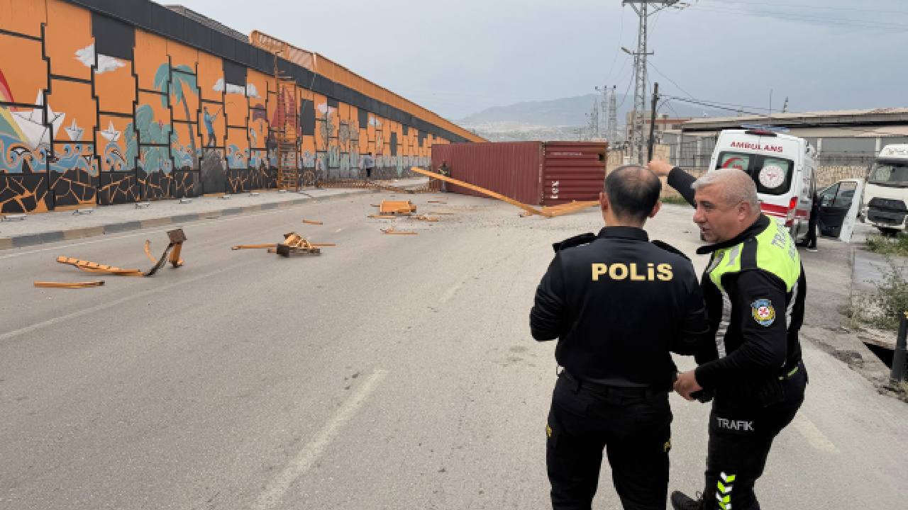 Kuvvetli fırtına TIR'da taşınan konteyneri yola uçurdu!