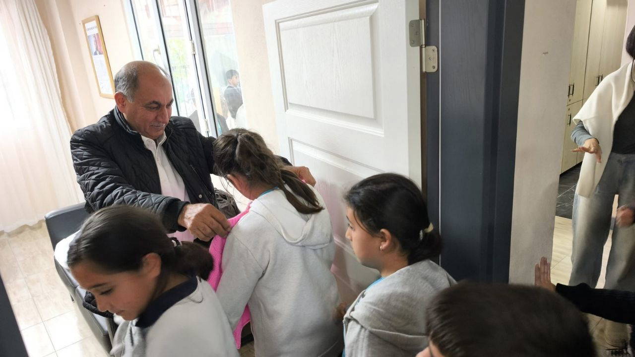 Başkan Erdinç Altıok, öğrencilere kıyafet hediyesiyle yüzlerde tebessüm oluşturdu