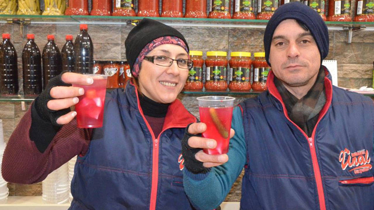 'Neşeli Günler' filmi gerçek oldu: Eski eşinin karşısına turşucu açtı!