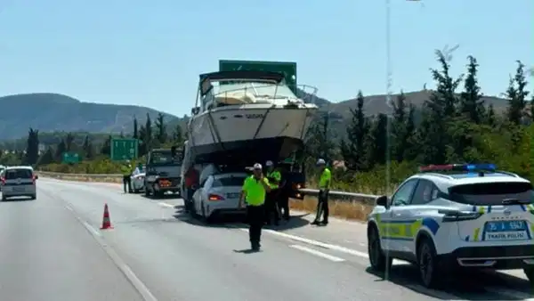 İzmir’de ilginç kaza: Otomobil tekneyle çarpıştı