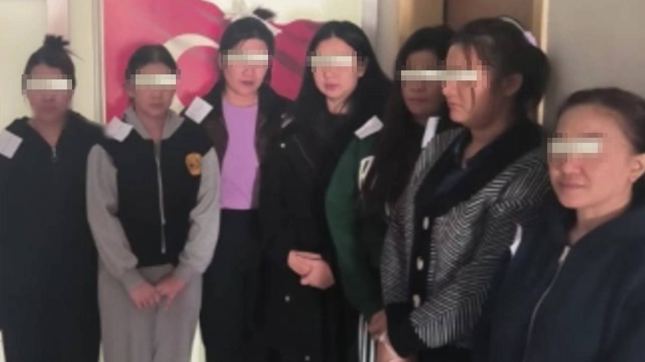 'Fuhuş' operasyonu: Gizli bölmeden çıktılar