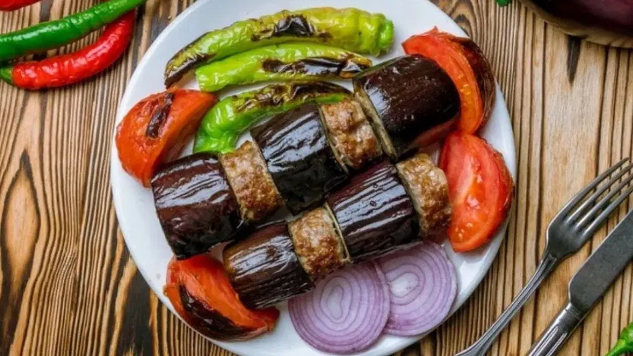 Kömür ateşinde efsane lezzet: Gaziantep usulü patlıcan kebabı tarifi