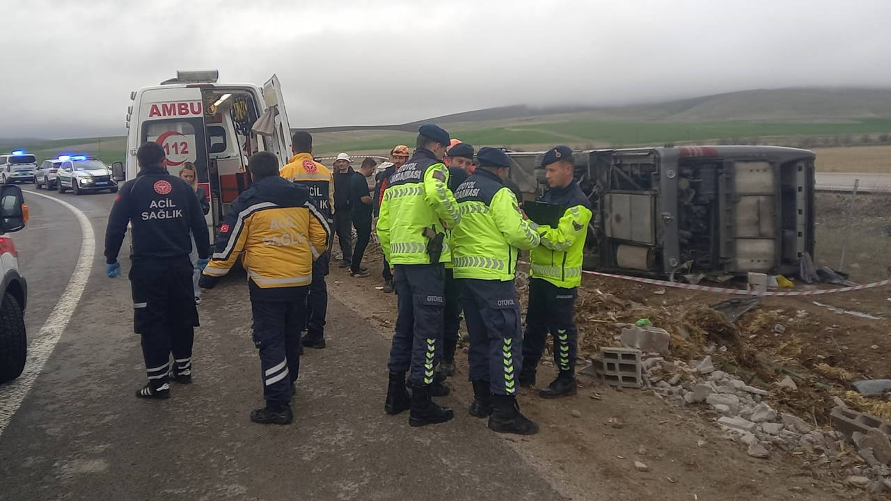 Son dakika... Aksaray'da tur otobüsü devrildi: 20 yaralı
