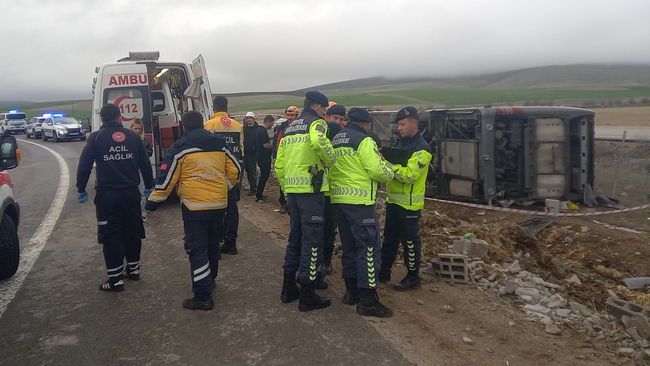 Aksaray'da tur otobüsü devrildi: 20 yaralı