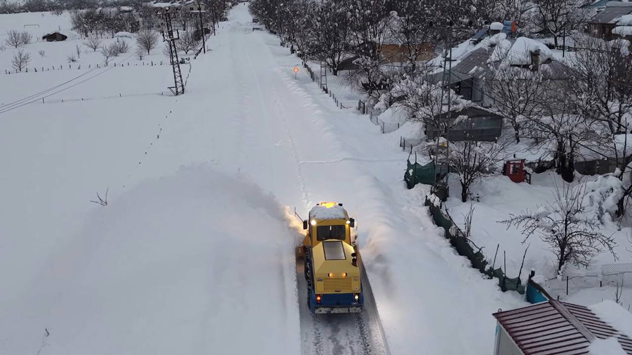 Tunceli'de beyaz esaret: Kar kalınlığı 2 metreyi aştı, 27 köy yolu kapalı