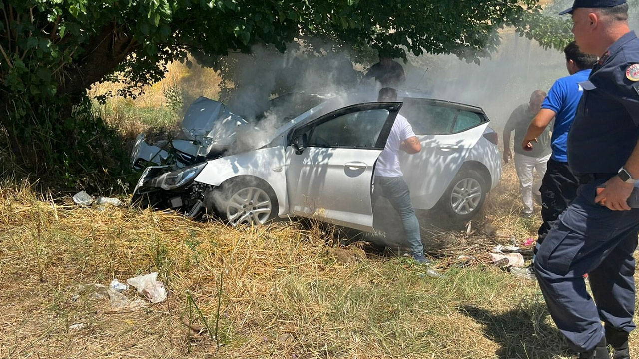 İzmir'de otomobil, ağaca çarptı: 4 ağır yaralı