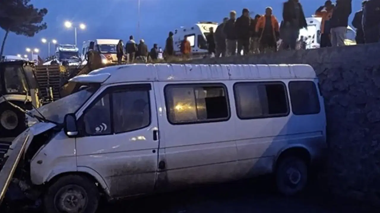 Sinop'ta işçileri taşıyan servis minibüsü otomobille çarpıştı: Ölü ve yaralılar var!