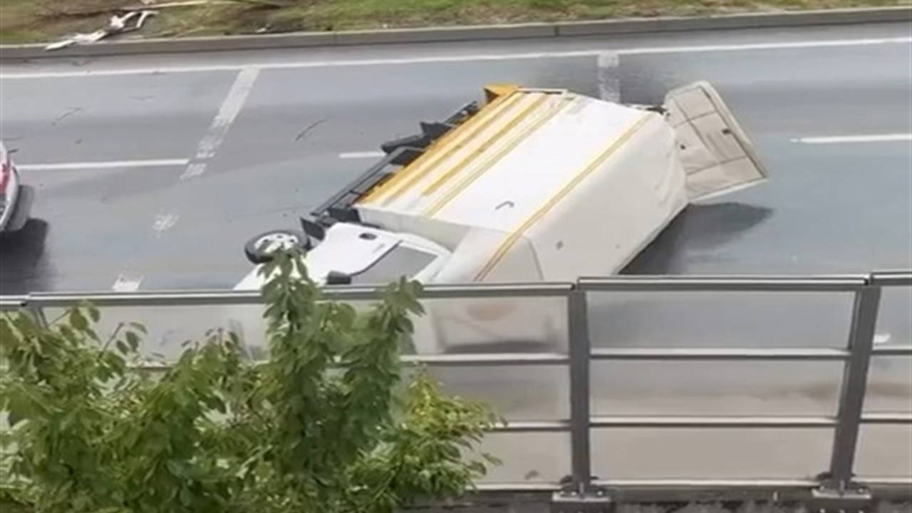 Sultangazi'de 2 araca çarpan kamyon bahçeye düştü: Yaralılar var