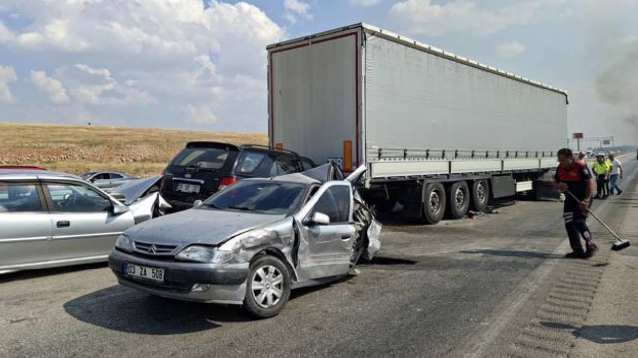 Anız yangını faciaya yol açtı: 13 araç birbirine girdi