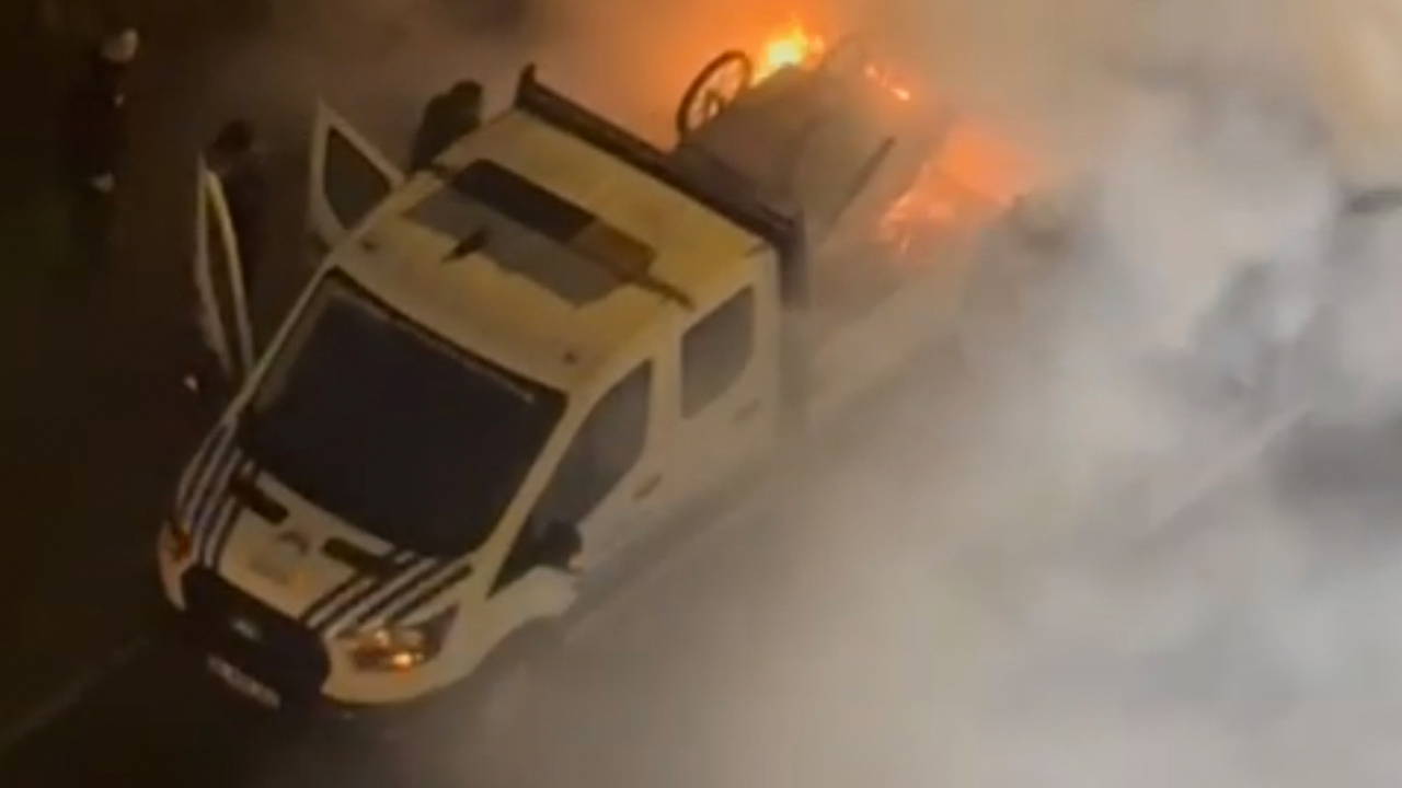 İstanbul Kartal'da hareketli anlar: Seyyar satıcı zabıta aracını ateşe verdi