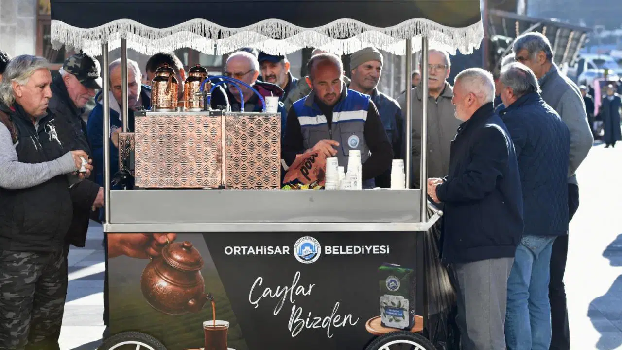 Ortahisar Belediyesi’nin seyyar çay aracı kentin en işlek noktalarında ücretsiz hizmet veriyor: Çaylar bu kez belediyeden