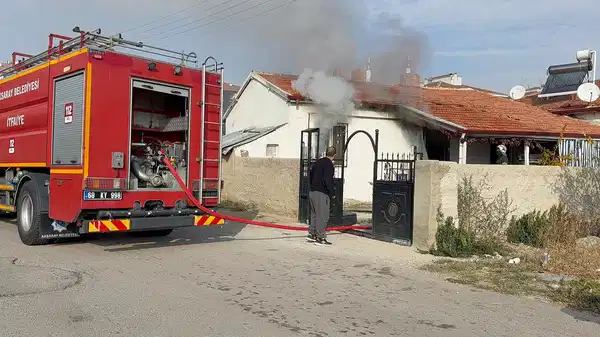 Annesinin evini ateşe verip kaçtı
