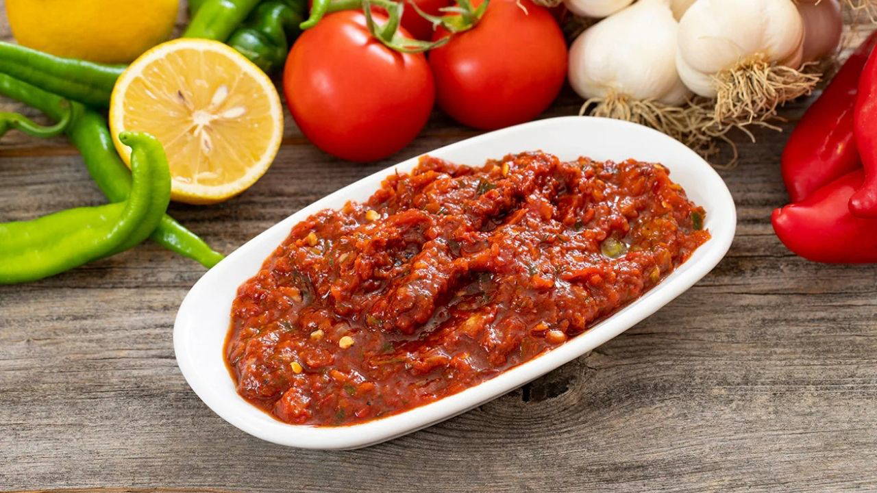 Lokanta usulü pratik ve lezzet dolu meze: Acılı ezme tarifi