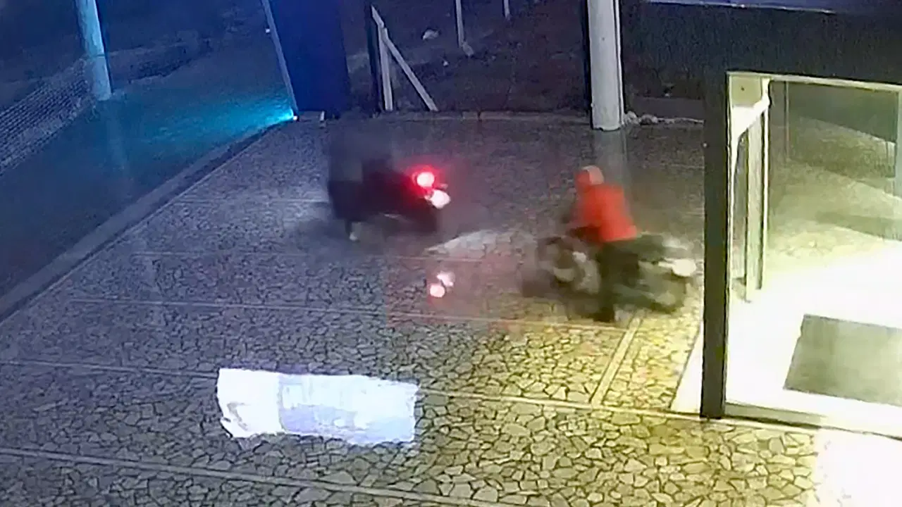 Galeriden 1 dakikada hırsızlık: 4 motosiklet çaldılar!