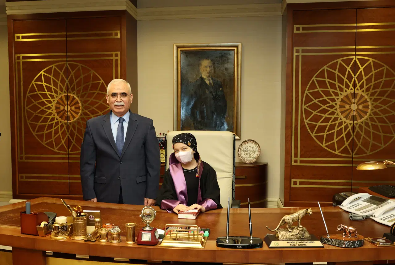 Anayasa Mahkemesi Başkanlığı makamına oturan lösemili kız çocuğu: Çocuk Bakanlığı kurulsun