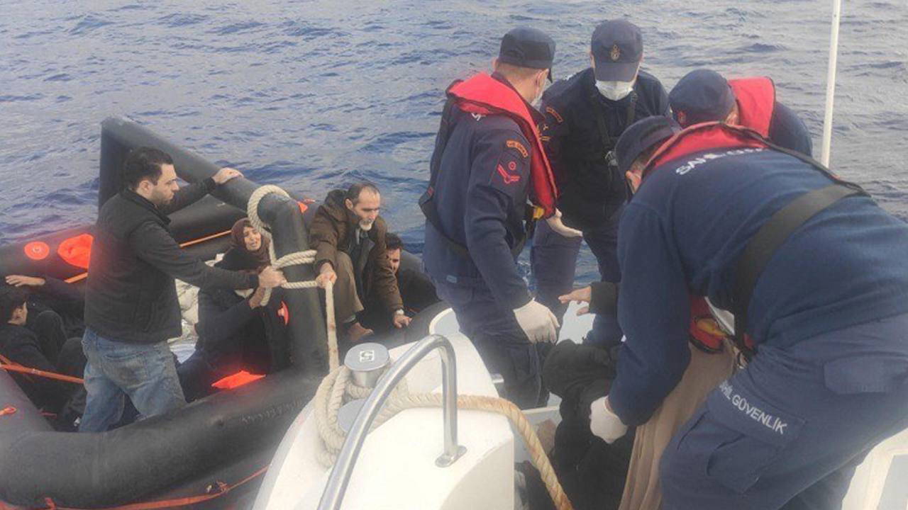 Muğla'da can pazarı... 12 kaçak göçmen kurtarıldı!