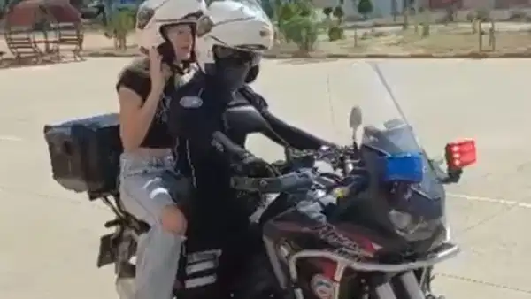 Kimliğini unutan ve yanlış okula gelen öğrencileri, motosikletli polisler sınava yetiştirdi