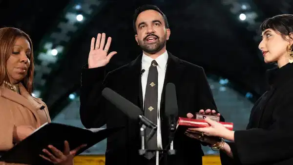 Zohran Mamdani, New York Belediye Başkanı olarak Kuran'a el basıp yemin etti