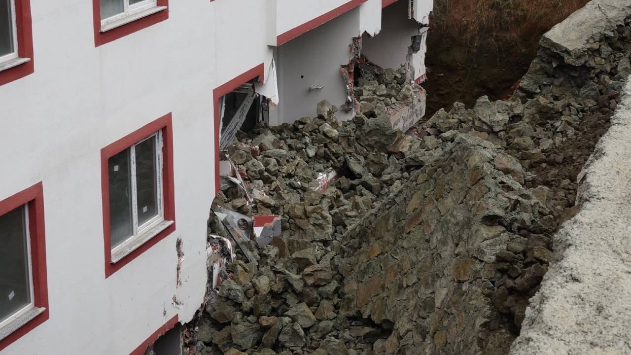 Trabzon’da istinat duvarı çöktü, 2 daire hasar gördü