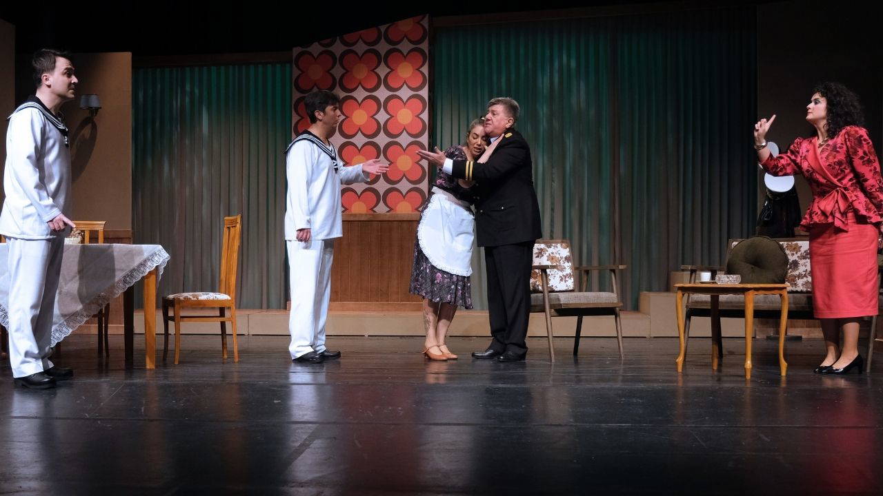 Bursa Devlet Tiyatrosu 'Süt Kardeşler' oyununun prömiyerini yaptı